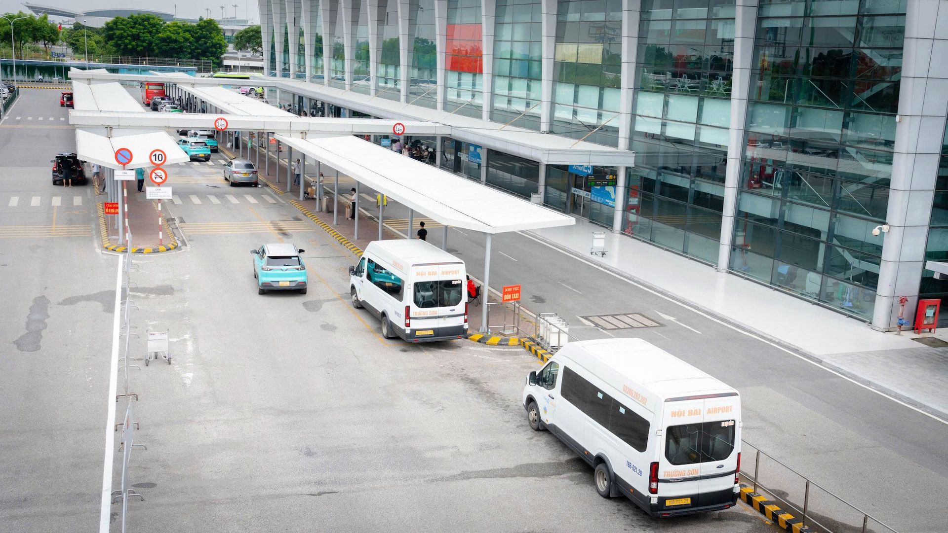 Sân bay Nội Bài điều chỉnh làn đón xe dịch vụ tại Nhà ga T1